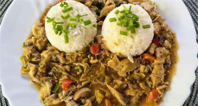 rychla-kureci-smes-se-zeleninou-a-ryzi-genialni-recept-ze-zbytku-peceneho-kurete-546