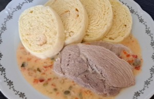 Staročeská omáčka s vařeným vepřovým pleckem a kynutým knedlíkem: Poctivý recept našich babiček Talíř s plátky vařeného vepřového masa, bohatou porcí staročeské omáčky se zeleninou a nadýchanými kynutými knedlíky.