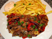 Šťavnatá asijská masová směs se zeleninou, křupavými hranolky z horkovzdušné fritézy a domácím dipem