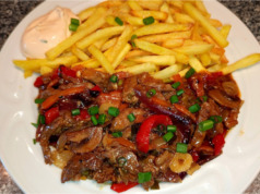 Šťavnatá asijská masová směs se zeleninou, křupavými hranolky z horkovzdušné fritézy a domácím dipem
