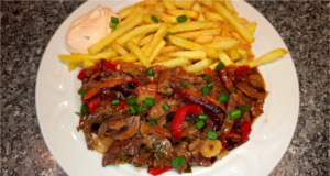 Šťavnatá asijská masová směs se zeleninou, křupavými hranolky z horkovzdušné fritézy a domácím dipem