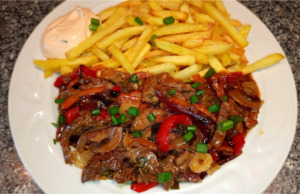 Šťavnatá asijská masová směs se zeleninou, křupavými hranolky z horkovzdušné fritézy a domácím dipem