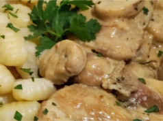 Šťavnatá kuřecí stehna s krémovou žampiónovou omáčkou a gnocchi