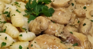 Šťavnatá kuřecí stehna s krémovou žampiónovou omáčkou a gnocchi