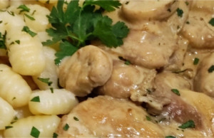 Šťavnatá kuřecí stehna s krémovou žampiónovou omáčkou a gnocchi