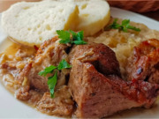 Šťavnatá pečená krkovice na česneku s cibulovým zelím a domácím knedlíkem