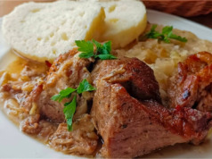 Šťavnatá pečená krkovice na česneku s cibulovým zelím a domácím knedlíkem