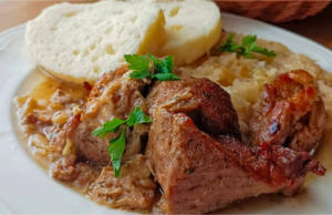 Šťavnatá pečená krkovice na česneku s cibulovým zelím a domácím knedlíkem