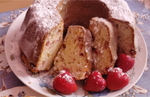 Vláčná hrníčková bábovka s jahodami: Rychlý recept, který se vždy povede