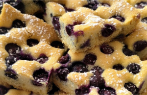 Vláčná hrníčková bublanina s borůvkami: Nadýchaný a bleskový recept