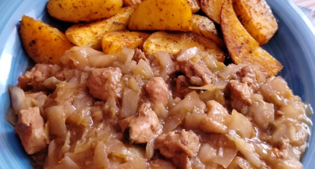 zeleninová čína s bramborem Barevná zeleninová směs v hrnci s viditelnými kousky bílého zelí, papriky, pórku a žampionů v lesklé hnědé omáčce.