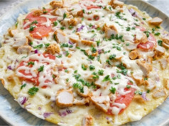 Blesková letní pizza z pánve za 15 minut: Žádné kynutí ani válení těsta, stačí jen smíchat a nalít!