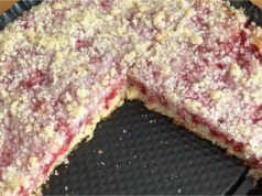 Bleskový lžícový koláč s rybízem a křupavou drobenkou: Zapomeňte na váhu, stačí vám obyčejná lžíce