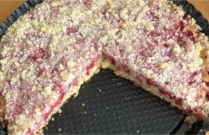 Bleskový lžícový koláč s rybízem a křupavou drobenkou: Zapomeňte na váhu, stačí vám obyčejná lžíce