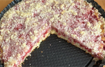 Bleskový lžícový koláč s rybízem a křupavou drobenkou: Zapomeňte na váhu, stačí vám obyčejná lžíce