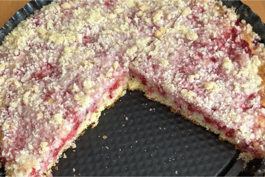 Bleskový lžícový koláč s rybízem a křupavou drobenkou: Zapomeňte na váhu, stačí vám obyčejná lžíce