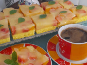 Bleskový piškotový koláč s jahodami, meruňkami a voňavým pudinkovým želé