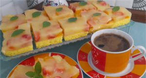 Bleskový piškotový koláč s jahodami, meruňkami a voňavým pudinkovým želé