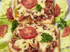 Zapečené toasty se šunkovým salámem, pórkem a zeleninou