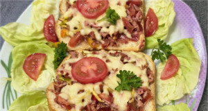 Zapečené toasty se šunkovým salámem, pórkem a zeleninou
