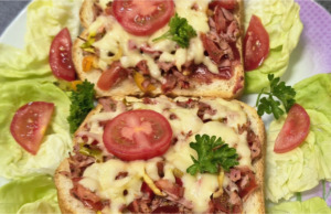 Zapečené toasty se šunkovým salámem, pórkem a zeleninou