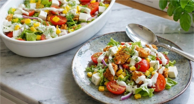 bohaty-letni-salat-s-kurecim-masem-a-syrem-feta-syta-vecere-z-jedne-misy-ktera-v-666