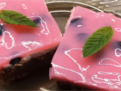 Božské borůvkové řezy s mascarpone a malinovým želé: Vláčný kakaový piškot, který mizí z plechu