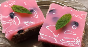 Božské borůvkové řezy s mascarpone a malinovým želé: Vláčný kakaový piškot, který mizí z plechu