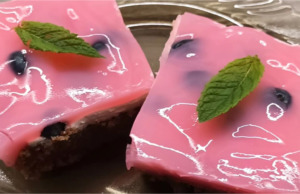 Božské borůvkové řezy s mascarpone a malinovým želé: Vláčný kakaový piškot, který mizí z plechu