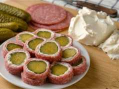 České sushi: Blesková chlapská jednohubka ze salámu, sýra a kyselé okurky