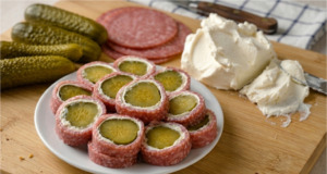 České sushi: Blesková chlapská jednohubka ze salámu, sýra a kyselé okurky