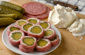 České sushi: Blesková chlapská jednohubka ze salámu, sýra a kyselé okurky