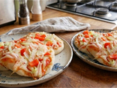 Domácí kefírové mini pizzy z pánve: Geniální rychlovka bez zapínání trouby, kterou si děti zamilují