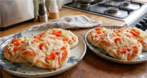 Domácí kefírové mini pizzy z pánve: Geniální rychlovka bez zapínání trouby, kterou si děti zamilují