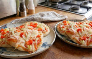 Domácí kefírové mini pizzy z pánve: Geniální rychlovka bez zapínání trouby, kterou si děti zamilují