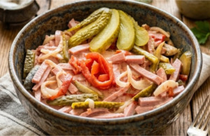 Domácí lahůdkový salát Kempink: Zapomenutá retro klasika s poctivou pikantní chutí