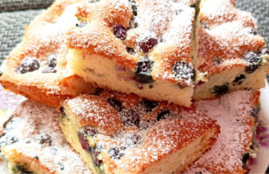Oslava letní sklizně na jednom plechu: Dokonale nadýchaná jahodová bublanina, která se rozplývá na jazyku