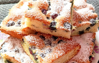 Oslava letní sklizně na jednom plechu: Dokonale nadýchaná jahodová bublanina, která se rozplývá na jazyku