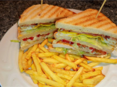 Legendární Club Sandwich s dokřupava opečenou slaninou a hranolky