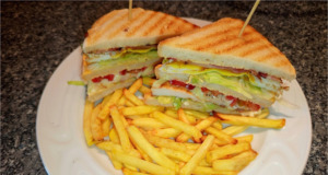 Club sandwich se slaninou, zeleninou a hranolky