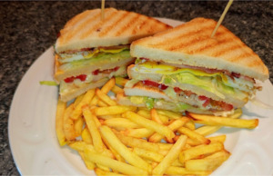 Legendární Club Sandwich s dokřupava opečenou slaninou a hranolky