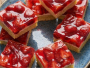 Letní jahodové řezy se smetanovým krémem a želé: Recept na nejnadýchanější piškot díky horké vodě