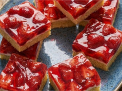 Letní jahodové řezy se smetanovým krémem a želé: Recept na nejnadýchanější piškot díky horké vodě
