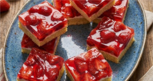 Letní jahodové řezy se smetanovým krémem a želé: Recept na nejnadýchanější piškot díky horké vodě
