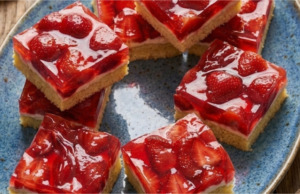 Letní jahodové řezy se smetanovým krémem a želé: Recept na nejnadýchanější piškot díky horké vodě