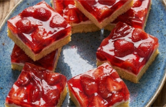 Letní jahodové řezy se smetanovým krémem a želé: Recept na nejnadýchanější piškot díky horké vodě