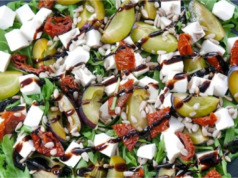 Luxusní letní salát s rukolou, švestkami a sýrem feta: Dokonalá kombinace chutí připravená bez vaření