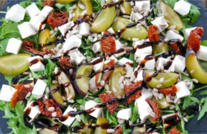 Luxusní letní salát s rukolou, švestkami a sýrem feta: Dokonalá kombinace chutí připravená bez vaření