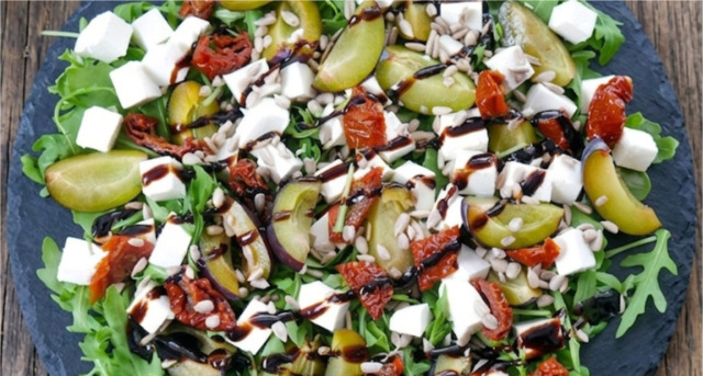 luxusni-letni-salat-s-rukolou-svestkami-a-syrem-feta-dokonala-kombinace-chuti-pr-917