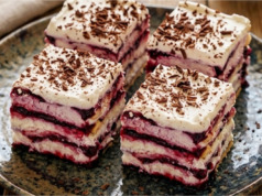 Luxusní nepečená rybízová kostka ze sušenek: Osvěžující letní dezert s mascarpone hotový bez zapínání trouby
